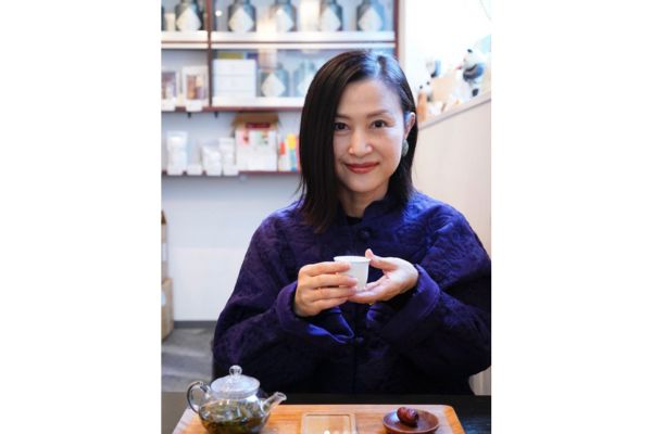 tomoko-aizawa-drinking-tea
